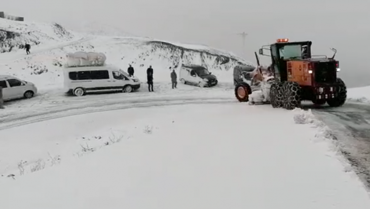 Siirt'te Yoğun Kar Yağışı! Araçlar Yolda Mahsur Kaldı