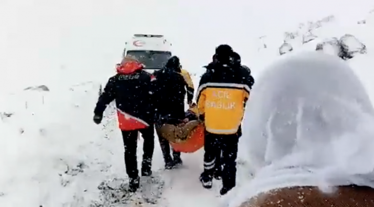 Siirt'te kar nedeniyle mahsur kalan hasta kurtarıldı