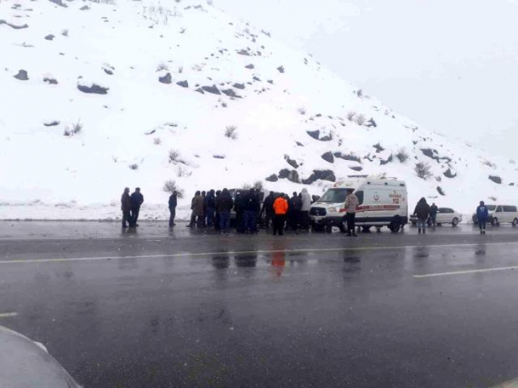 Tatvan'da iki araç çarpıştı: 1 ölü, 4 yaralı