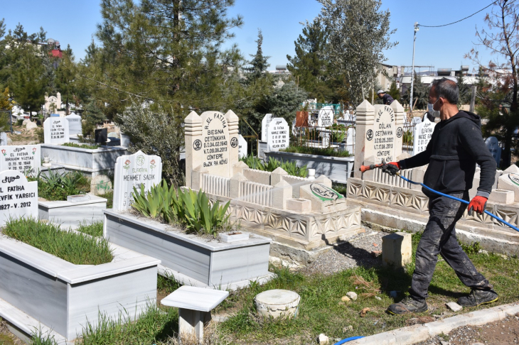 Siirt'te Mezarlıklarda İlaçlama Çalışması Yapıldı