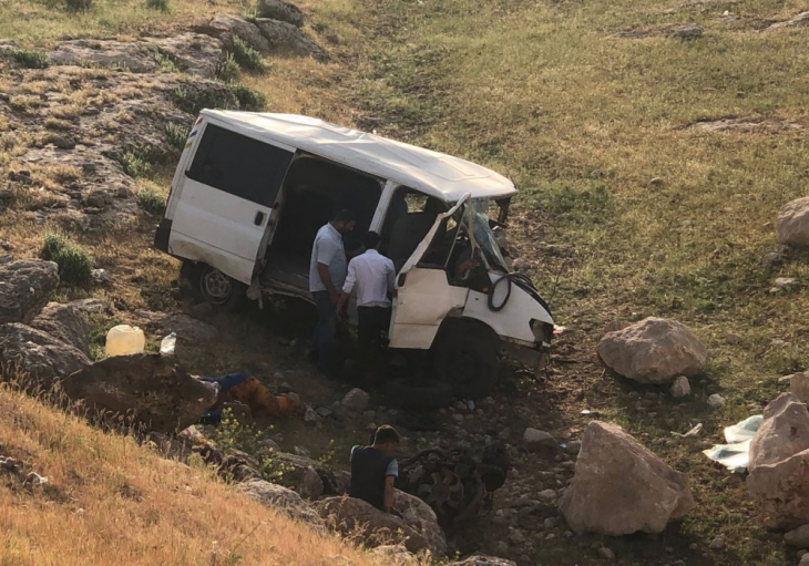 Şanlıurfa'da minibüsle otomobil çarpıştı! Feci kazada 2 kişi öldü, 5 kişi yaralandı