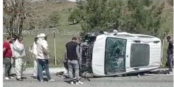 Siirt'te Duran Araca Çarpıp Takla Attılar! 3 Yaralı