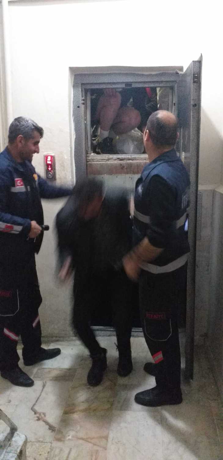 Siirt'te Asansörde Mahsur Kalan Vatandaş Kurtarıldı!