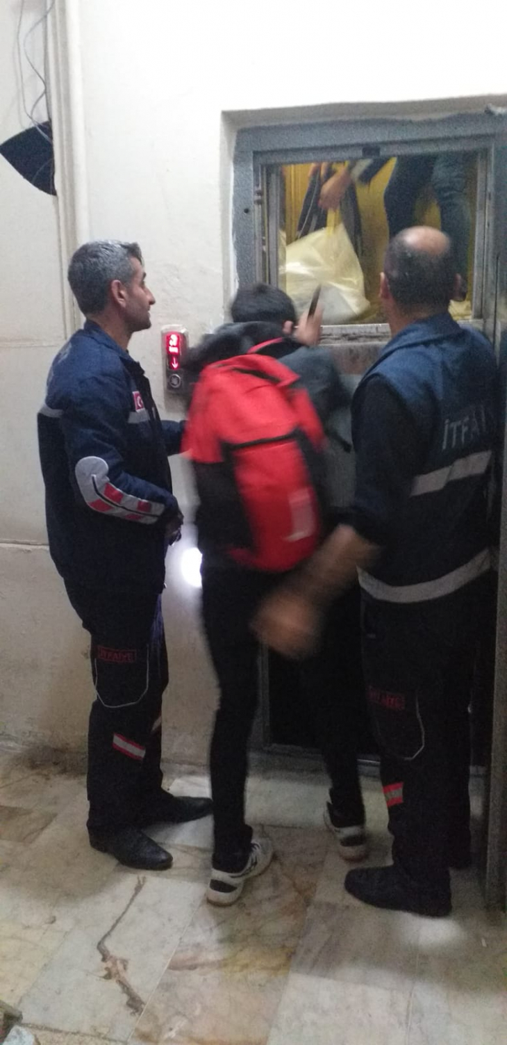 Siirt'te Asansörde Mahsur Kalan Vatandaş Kurtarıldı!