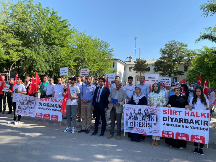Siirt'teki Sivil Toplum Örgütleri Diyarbakır Annelerine Destek İçin HDP İl Binası Önüne Gitti!