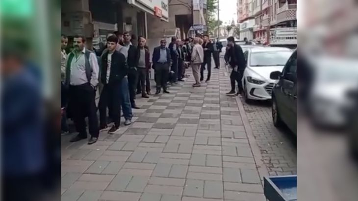 Siirt'te ucuza baklava almak isteyen vatandaşlar sabahın köründü uzun kuyruklar oluşturdu