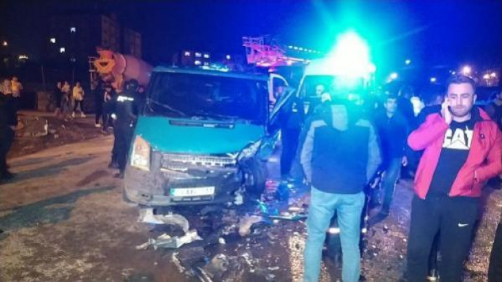 Otomobille minibüs çarpıştı 1'i polis 2 kişi öldü, 5 kişi yaralandı