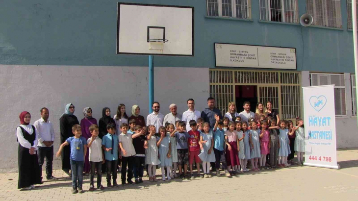 Siirt'te köy okulu öğrencileri Özel Hayat Hastanesi doktorları tarafından sağlık taramasından geçti