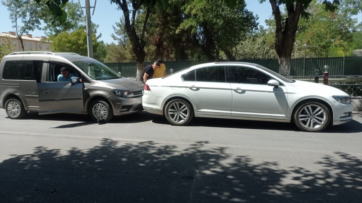 Siirt'te Telefona Dalan Araç Sürücü Işıklarda Bekleyen Otomobile Çarptı