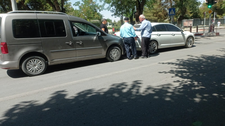 Siirt'te Telefona Dalan Araç Sürücü Işıklarda Bekleyen Otomobile Çarptı