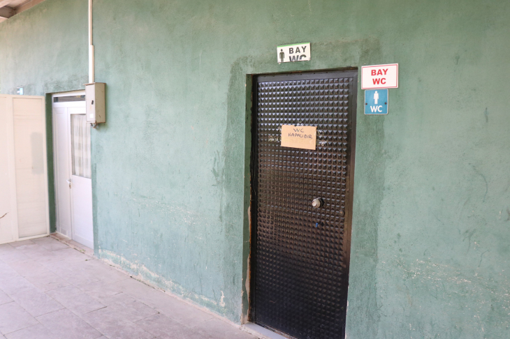 Kapı deliğinden tuvaletteki çocukları izleyen 70 yaşındaki şüpheli serbest bırakıldı