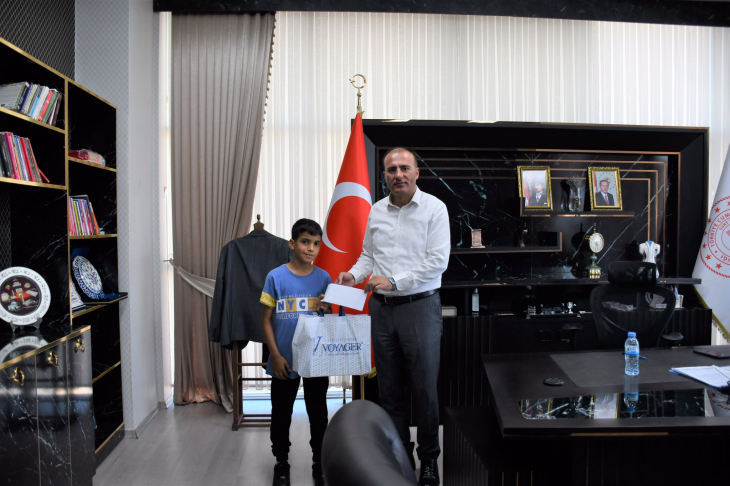 500 Tam Puanla Türkiye Birincisi Olan Siirtli Öğrenciye İl Milli Eğitim Eğitim Müdürü Edip'ten Ödül