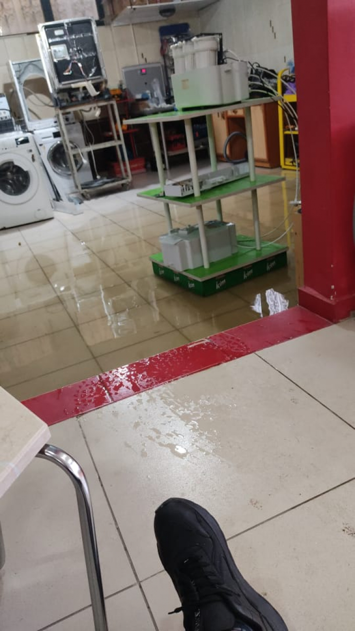 Siirt'te Yağış Sonrası İş Yerlerini Su Bastı