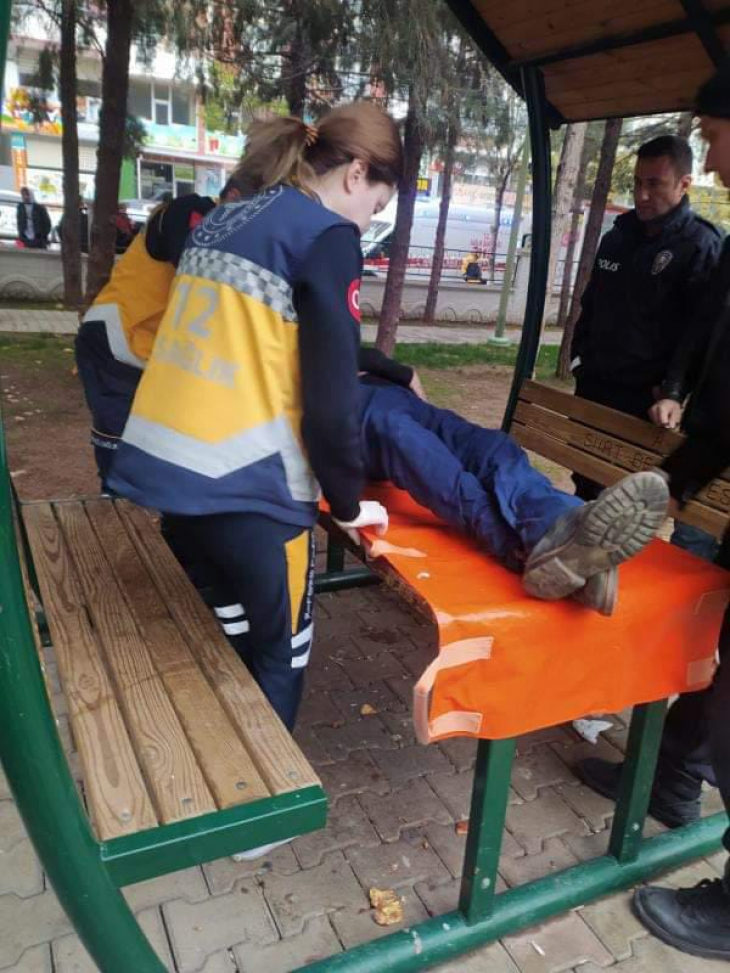 Siirt'te Parkta Baygın Halde Bulunan Genç Hastaneye Kaldırıldı