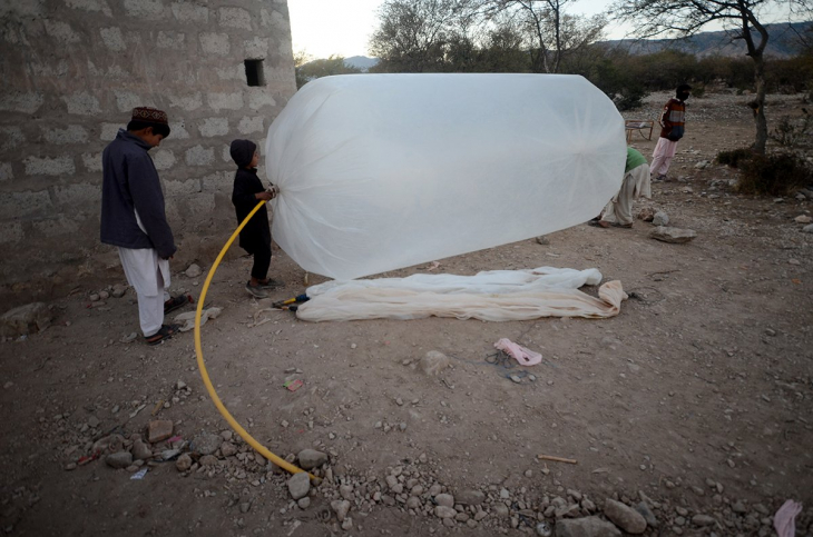 Pakistan'da Tarladan Poşetlerle Doğalgaz Topluyorlar