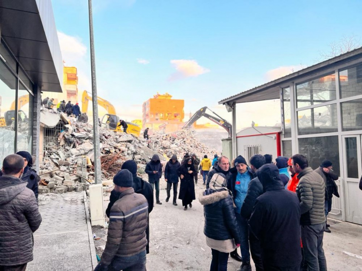 AK Parti Siirt İl Başkanı Ekrem Olğaç: Depremzedelerin Yaralarını Hep Birlikte Sarıyoruz
