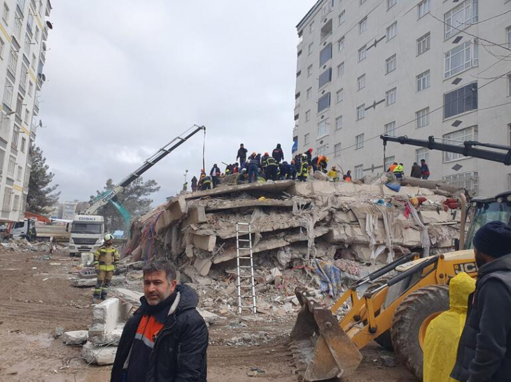 Siirt İtfaiye müdürü Mizbah Yılmaz 1 gün önce anjiyo oldu, deprem olur olmaz ekibiyle Diyarbakır'a gitti