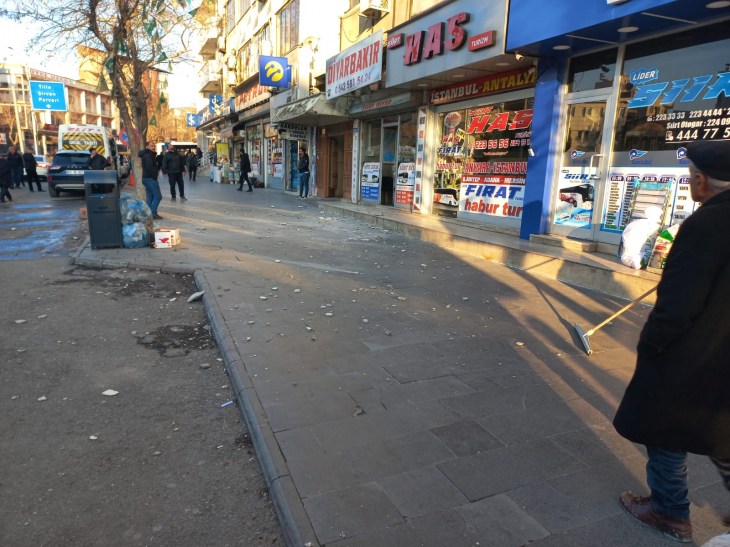 Siirt'te Şehrin Merkezindeki Binadan Yere Taş Parçaları Düştü! Her Gün Yüzlerce İnsan O Yoldan Geçiyor! 