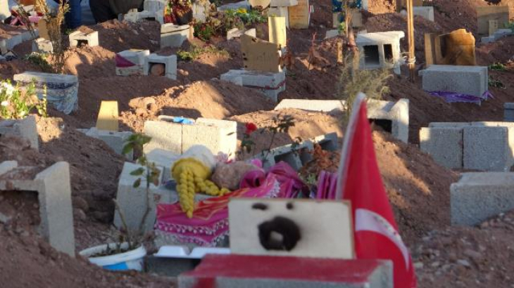 Kimine oyuncak koydular, kimine gelinlik! Depremde hayatını kaybedenlerin mezarları yürek dağladı