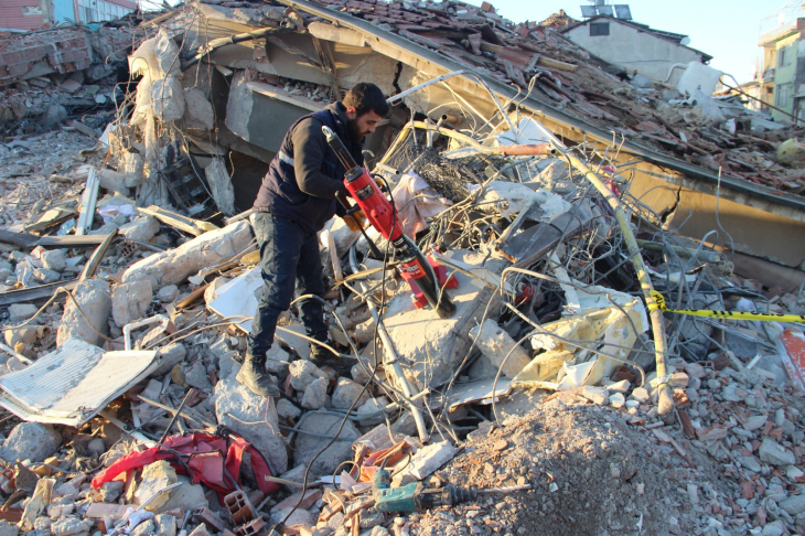 Malatya'da enkazda inceleme yapan Siirt Üniversitesi ekibi: Betonda ahşap ve kil vardı