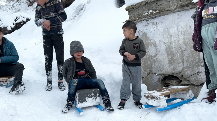 Siirtli Çocuklar Köy Meydanını Kayak Pistine Dönüştürdü!
