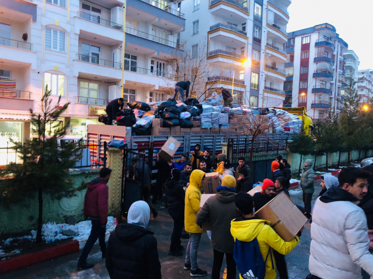 Siirt'te Vatandaşlar Yardım İçin Gençlik Merkezine Akın Etti