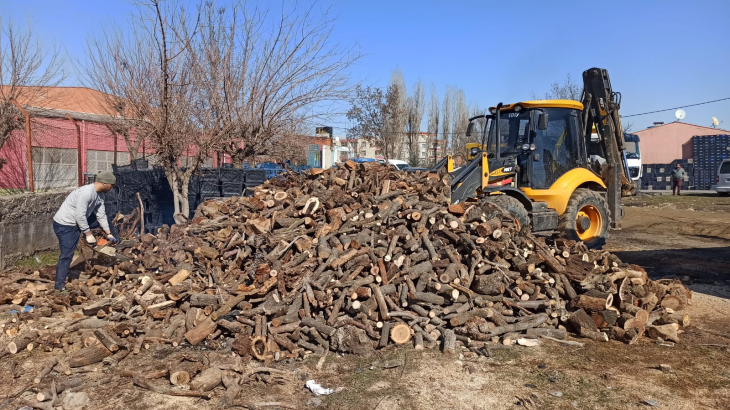 Siirt'ten deprem bölgesine ilk etapta 35 ton odun gönderildi