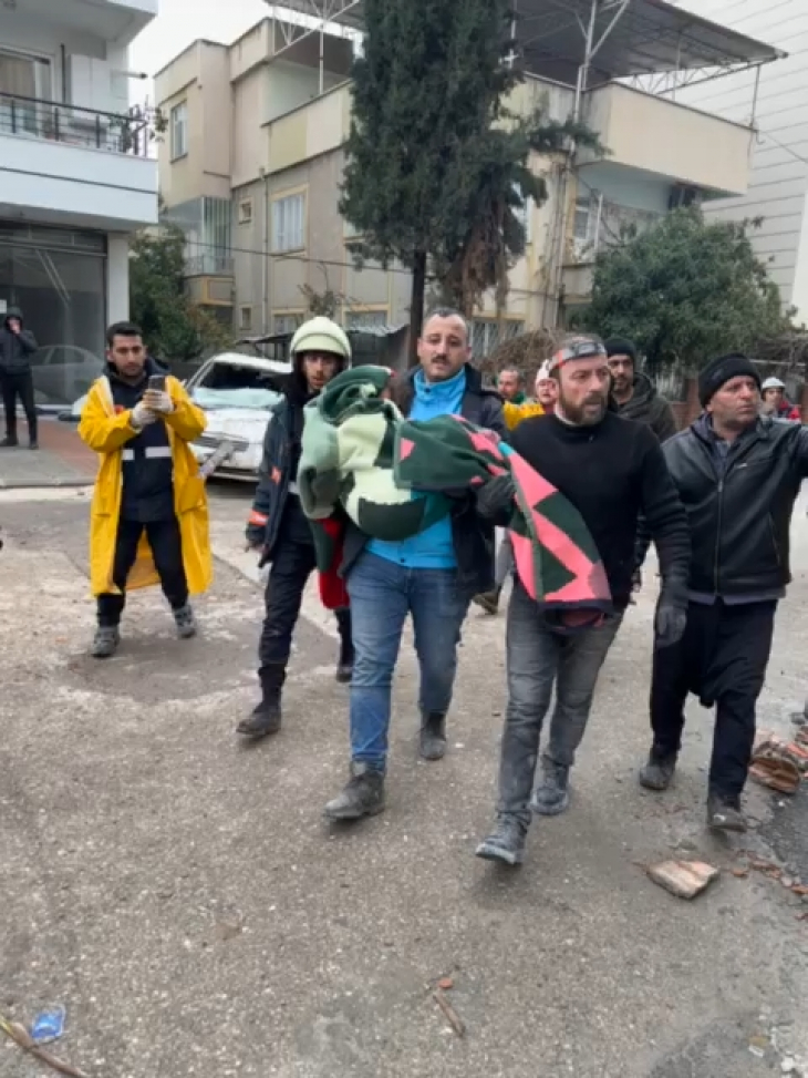 Siirt Belediyesi Ekibi Enkazdan 38 Kişiyi Sağ Salim Çıkardı