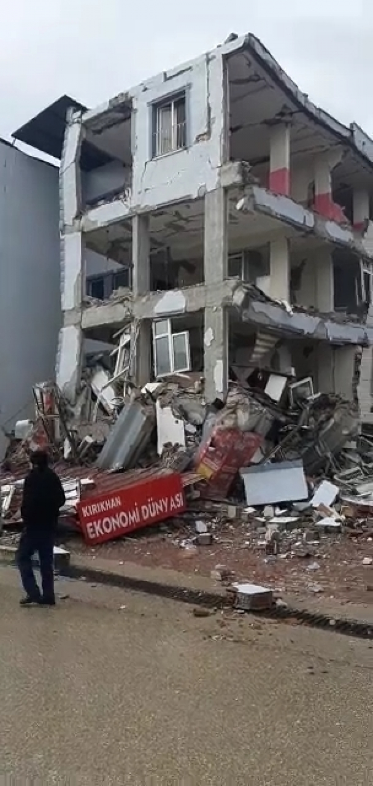 Hatay'daki Depremden Ailesiyle Kurtulan Siirtli Depremzede Yaşadıklarını Artı Siirt'e Anlattı