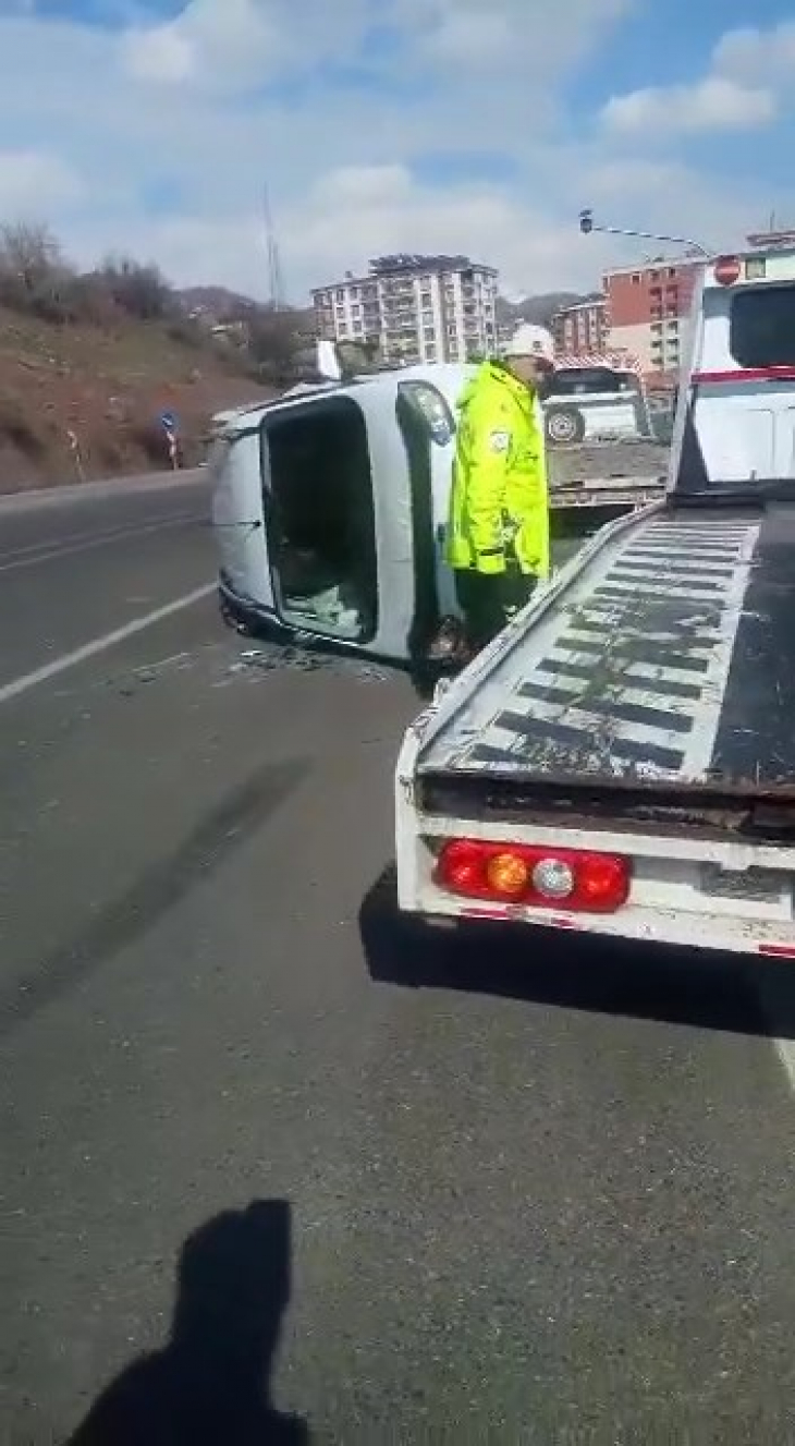 Siirt'te Hafif Ticari Araç Yan Yattı: 2 Yaralı