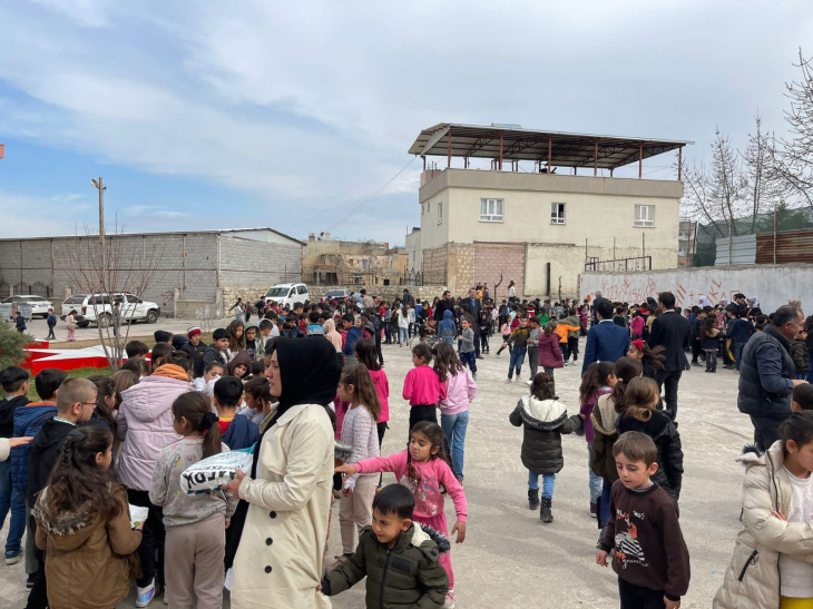 Siirt'te Öğrenciler Depremzedeler İçin Kermes Düzenledi