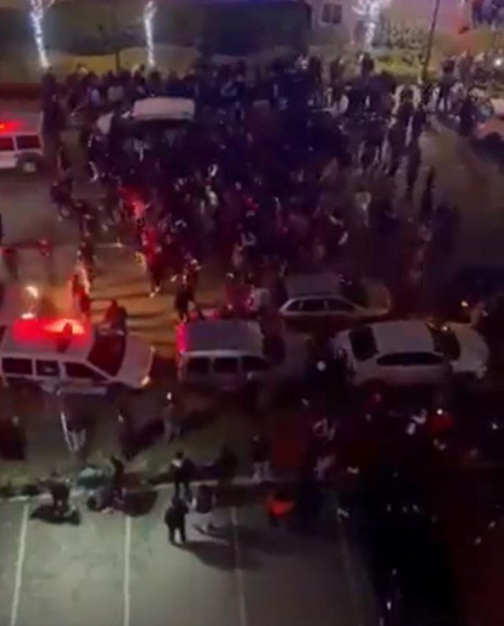 Bursasporlular, Amedspor'un kaldığı otelin önünde 'Ne Mutlu Türk'üm' diyerek havai fişek patlattı