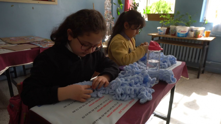 Siirt'te ilkokul öğrencileri depremzede çocuklar için atkı örüyor