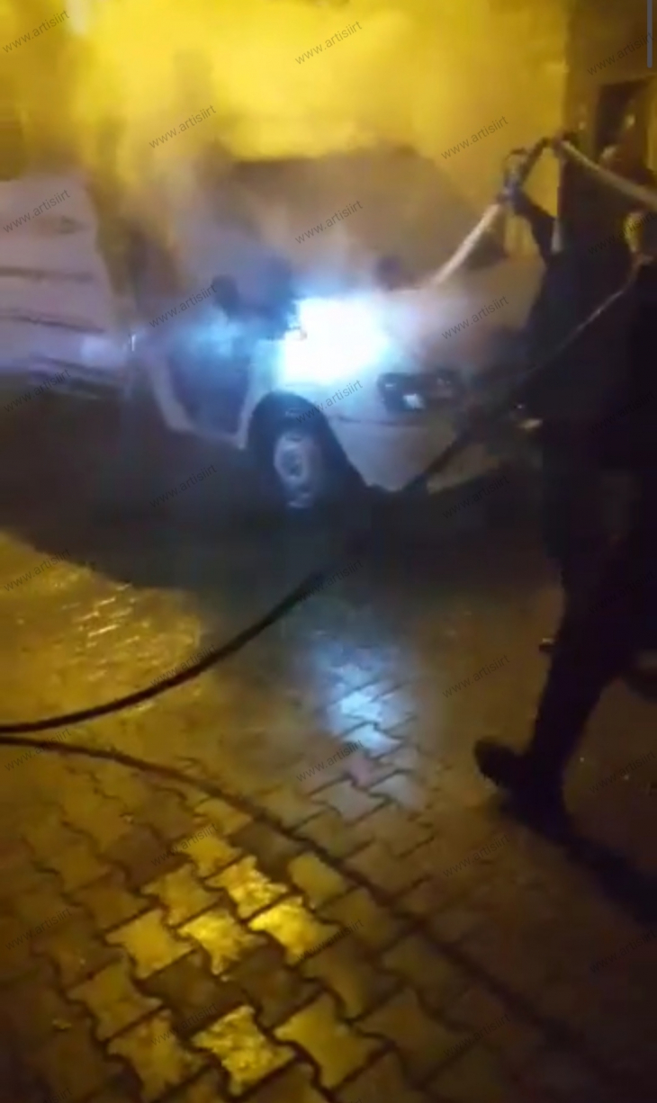 Siirt'te park halindeki ticari araç gece yarısı yandı! Kundaklama şüphesi var