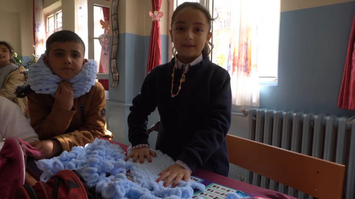 Siirt'te ilkokul öğrencileri depremzede çocuklar için atkı örüyor