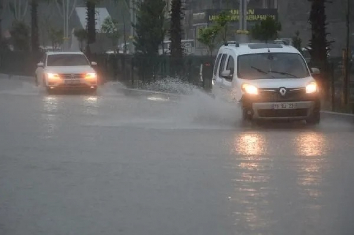 Silopi'de cadde ve sokakları su bastı: Eğitime 1 gün ara verildi