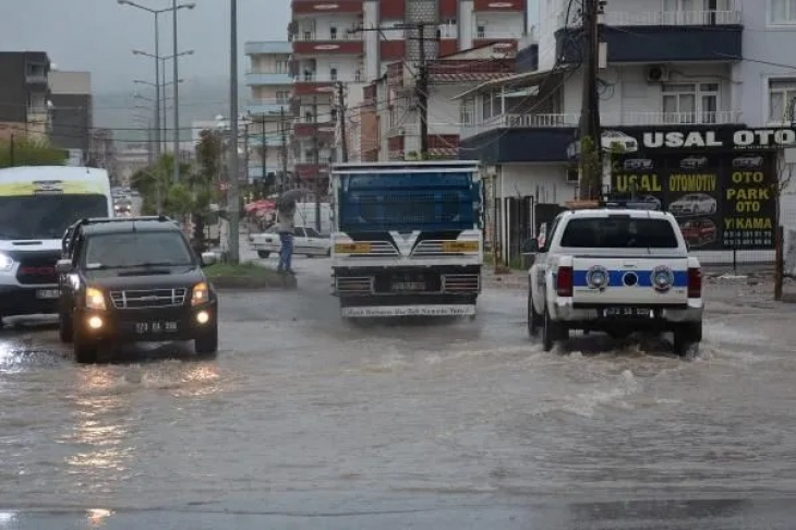 Silopi'de cadde ve sokakları su bastı: Eğitime 1 gün ara verildi