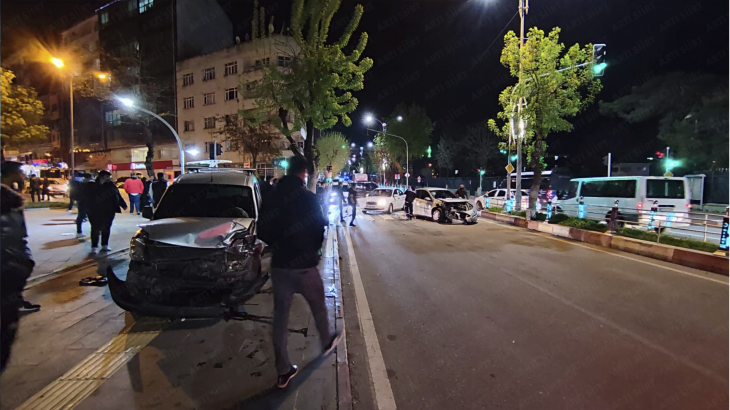 Siirt'te 2 Araç Kafa Kafaya Çarpıştı: 1'i Hamile Kadın 3 Yaralı