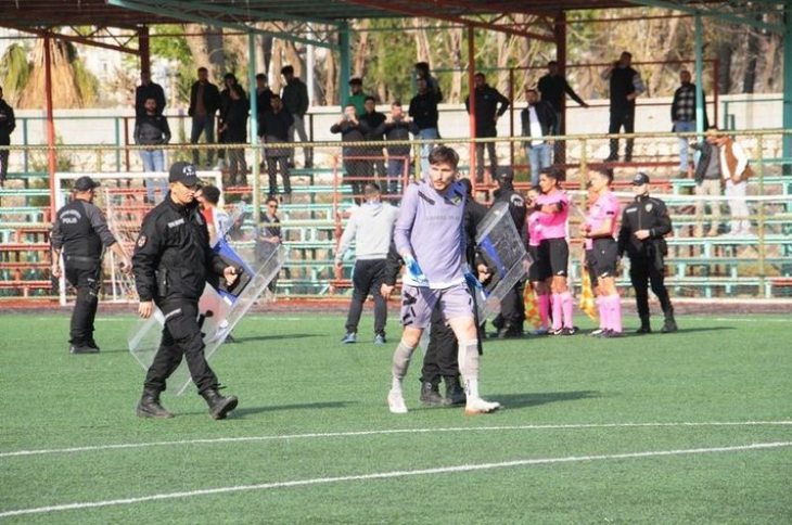 Şırnak'ta teknik direktör, futbolcusuna küfreden kaleciyi kovaladı