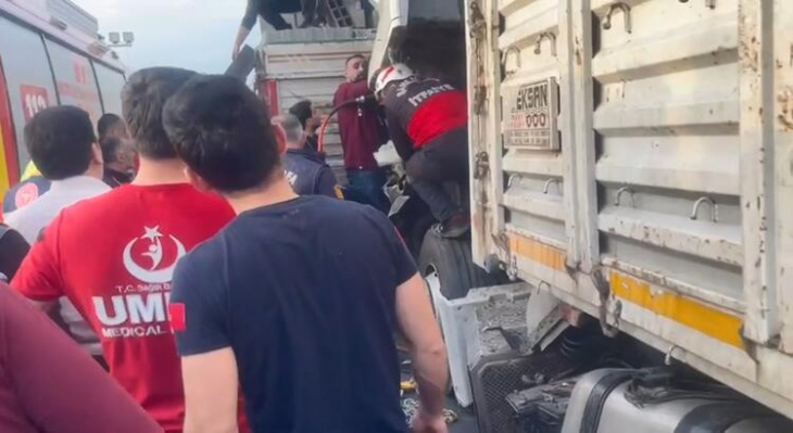 Deprem bölgesinden dönen Siirt UMKE ekibi, Şanlıurfa'da kazaya müdahale etti