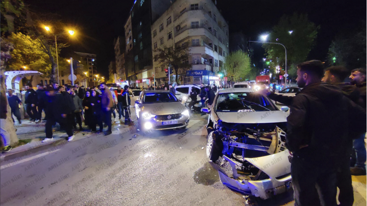 Siirt'te 2 Araç Kafa Kafaya Çarpıştı: 1'i Hamile Kadın 3 Yaralı