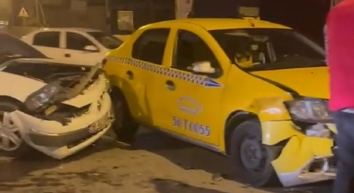 Siirt'te Ticari Taksi ile Otomobil Çarpıştı