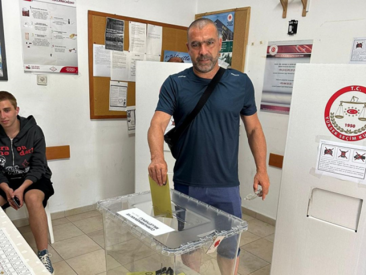 İsrailli eski futbolcu Pini Balili, cumhurbaşkanlığı seçimi için Tel Aviv'de oy verdi