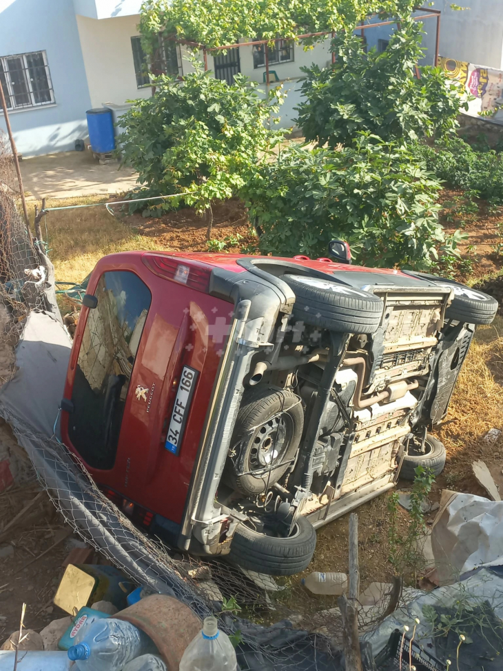Siirt'te Araç Evin Bahçesine Düştü