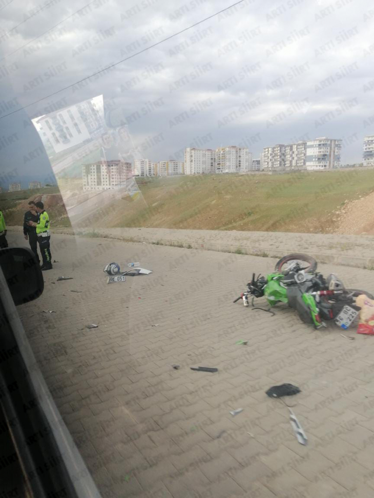 Siirt'te Otomobil İle Motosiklet Kafa Kafaya Çarpıştı: 1 Yaralı
