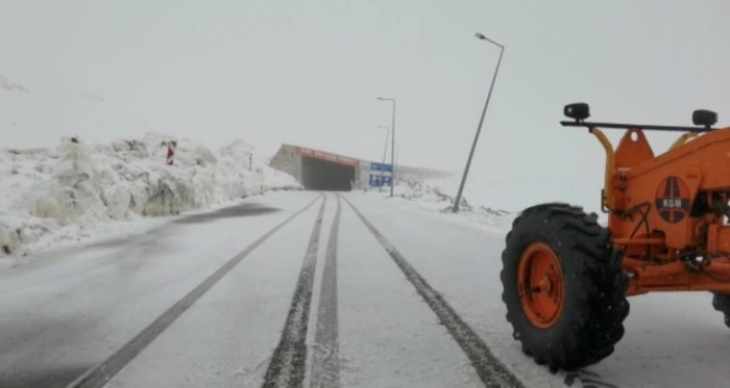 Van'da meydana gelen yoğun kar yağışı, trafiği durma noktasına getirdi