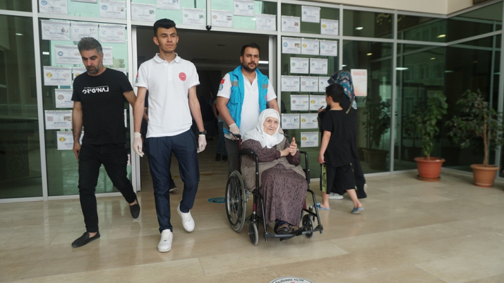 Siirt'te 92 yaşındaki Vecide Altın ve 89 yaşındaki Fettah Özer Tekerlekli Sandalye Yardımıyla Oy Kullandı!