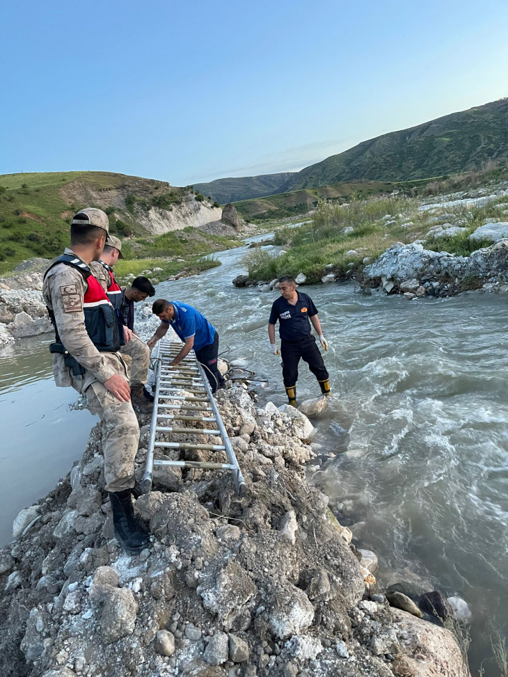 Siirt Başur Çayı'nda Mahsur Kalan 2 Kişi Ekiplerin İtfaiye Merdivenini Köprü Yapmasıyla Kurtarıldı