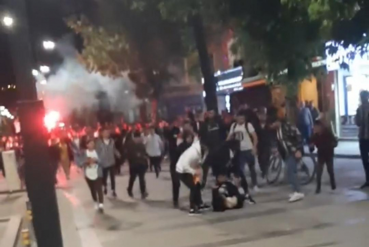 Siirt'te Derbi Galibiyeti Kutlamalarında Olay! Kalabalık Gruba Galatasaray Formasını Gösteren Kişi Saldırıya Uğradı