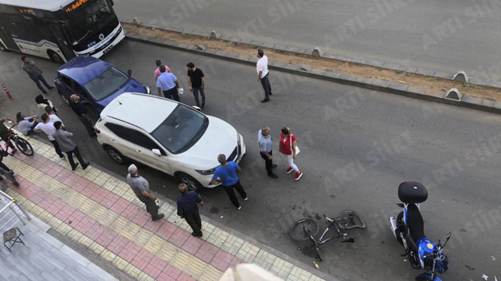 Siirt'te Arka Arkaya Giden İki Otomobil Çarpıştı: Araçların Arasında Sıkışan Bisikletli Kazayı Ucuz Atlattı